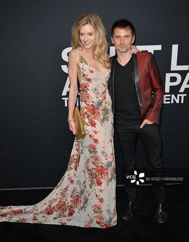 加利福尼亚州洛杉矶：音乐家Matt Bellamy和模特Elle Evans出席在好莱坞钯举行的Saint Laurent时装秀图片素材