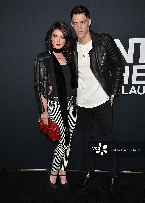 加利福尼亚州洛杉矶 - 2016年2月10日：女演员谢娜·格莱姆斯和音乐家乔什·比奇抵达好莱坞 Palladium 举行的 Saint Laurent 时装秀图片素材