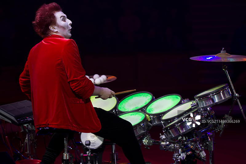 白俄罗斯戈梅利市2019年4月7日，马戏团“欢笑的幻觉”。化着妆的鼓手正在打鼓图片素材