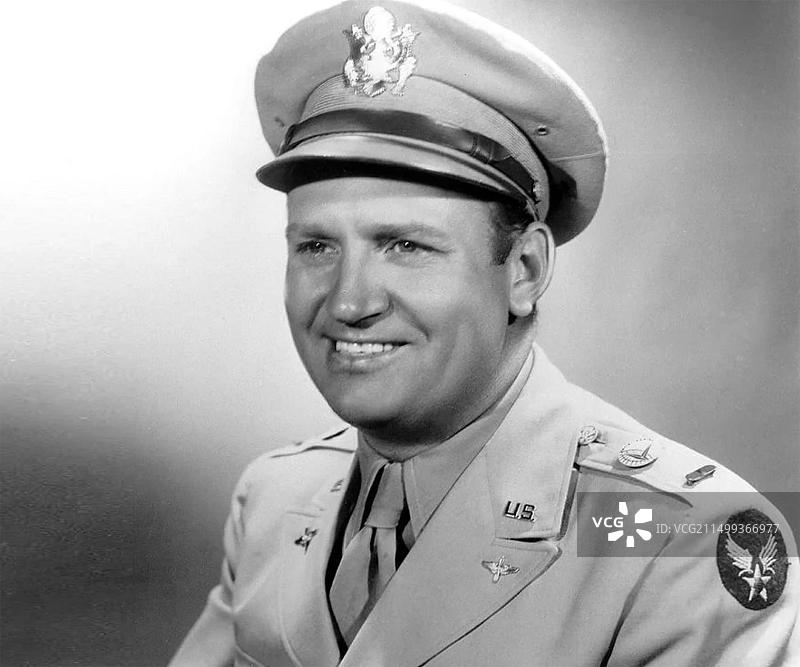 吉恩·奥特里（1907-1998）：美国乡村音乐家，1940年代后期身穿军装图片素材