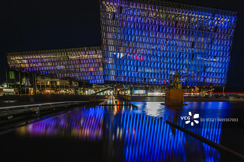 哈帕音乐厅和会议中心在夜晚的雷克雅未克倒影图片素材