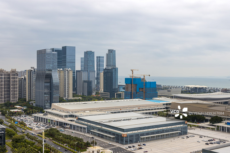 白天高机位拍摄的厦门观音山高楼和会展片商务区图片素材