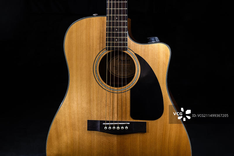 黑色背景上的Fender CD-60原声六弦吉他图片素材