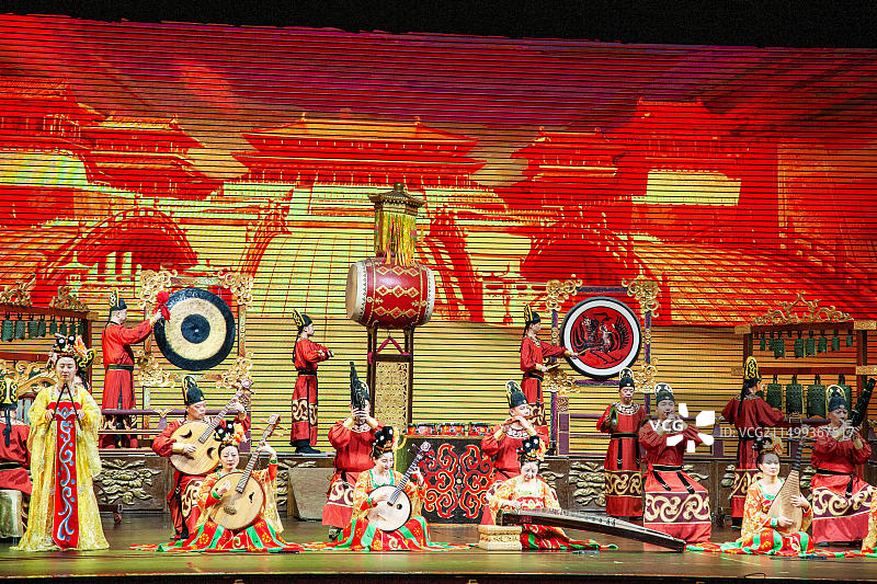 在西安唐乐宫用中国传统乐器表演的音乐家图片素材