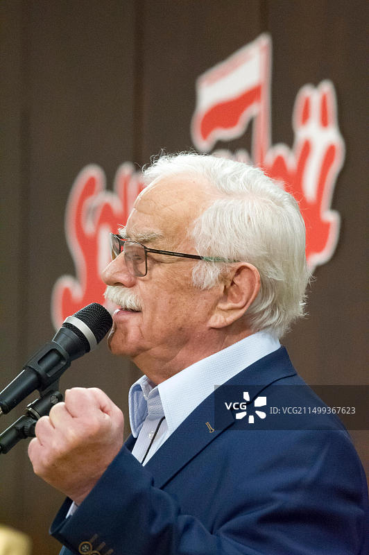 扬·彼得扎克，波兰讽刺作家和创作歌手，在波兰格但斯克举行的音乐会上。2017年12月7日图片素材