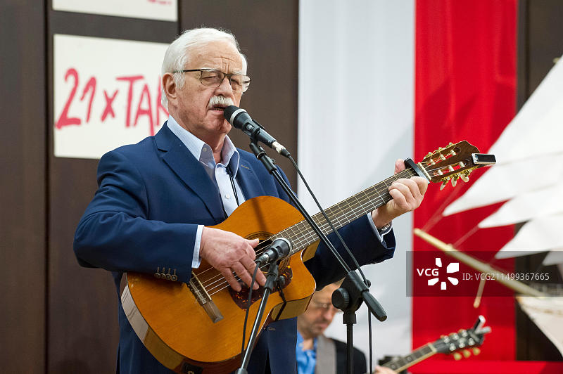 扬·彼得扎克，波兰讽刺作家和创作歌手，在波兰格但斯克举行的音乐会上。2017年12月7日图片素材