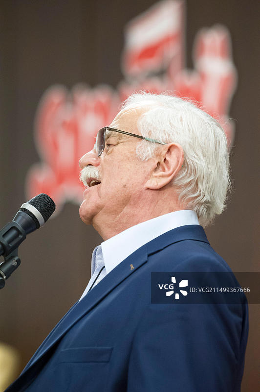 扬·彼得扎克，波兰讽刺作家和创作歌手，在波兰格但斯克举行的音乐会上。2017年12月7日图片素材