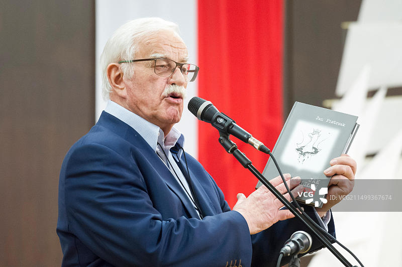 扬·彼得扎克，波兰讽刺作家和创作歌手，在波兰格但斯克举行的音乐会上。2017年12月7日图片素材