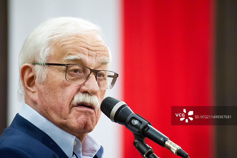 扬·彼得扎克，波兰讽刺作家和创作歌手，在波兰格但斯克举行的音乐会上。2017年12月7日图片素材