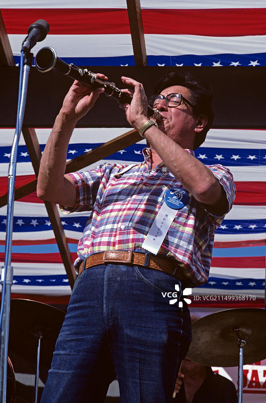 圣胡安岛爵士音乐节：长笛演奏家在舞台上图片素材