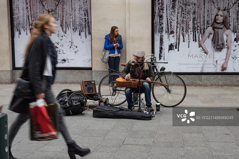 都柏林格拉夫顿街的街头艺人演奏布鲁斯图片素材