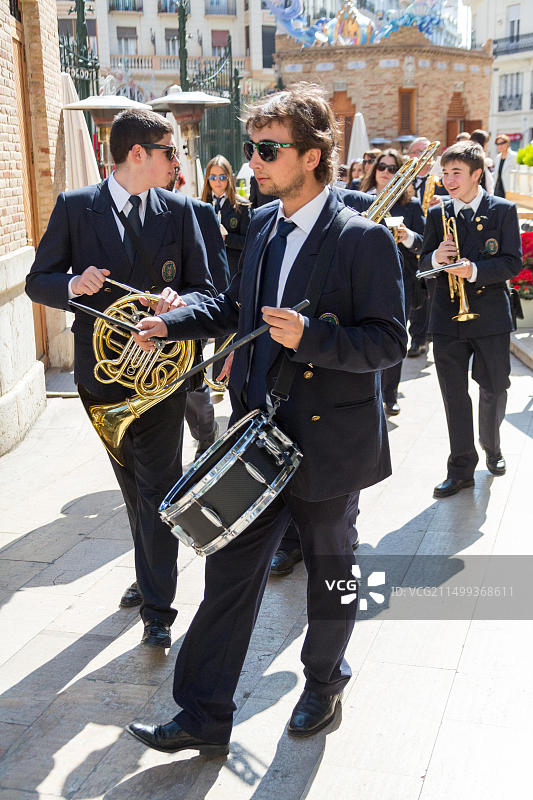 巴伦西亚街头的传统乐队现场演奏图片素材