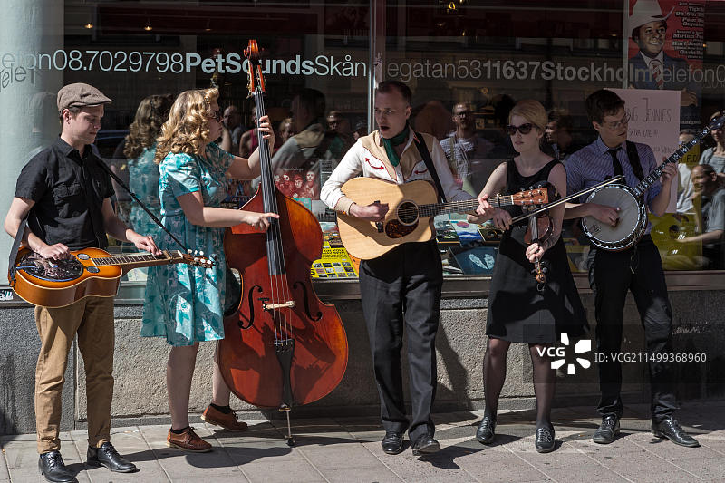 街头音乐家，瑞典斯德哥尔摩SoFo区Södermalm图片素材