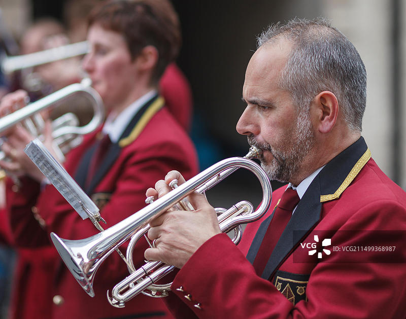 彭里斯镇乐队成员参加在英国坎布里亚郡彭里斯镇中心举行的年度五一游行图片素材