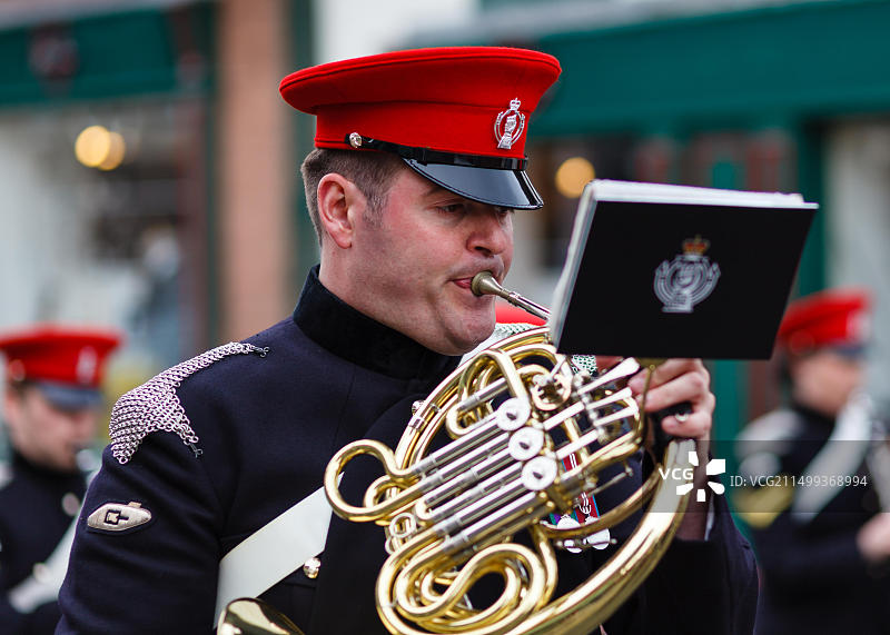 英国皇家装甲兵团乐队成员参加在英国坎布里亚郡彭里斯镇中心举行的年度五一游行图片素材