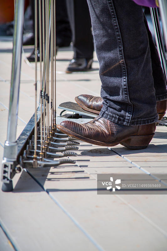 男人弹奏钢棒吉他图片素材