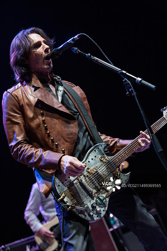 瑞克·斯普林菲尔德在售罄的演出中摇滚图片素材