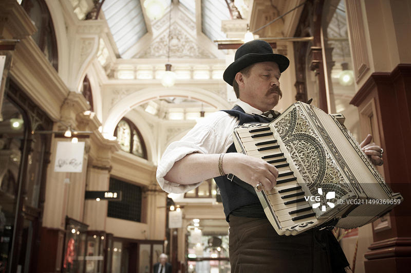 罗伊·马洛伊澳大利亚马戏团的表演者。罗伊·马洛伊被称为澳大利亚马戏团之王，并保持着多项世界纪录。图片素材