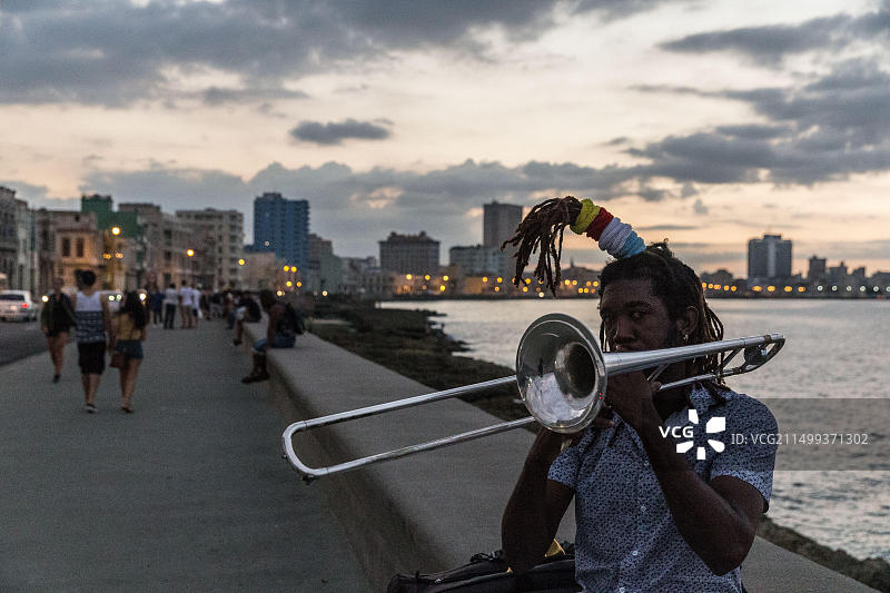 古巴哈瓦那：在马雷贡海滩日落时演奏小号的男人图片素材