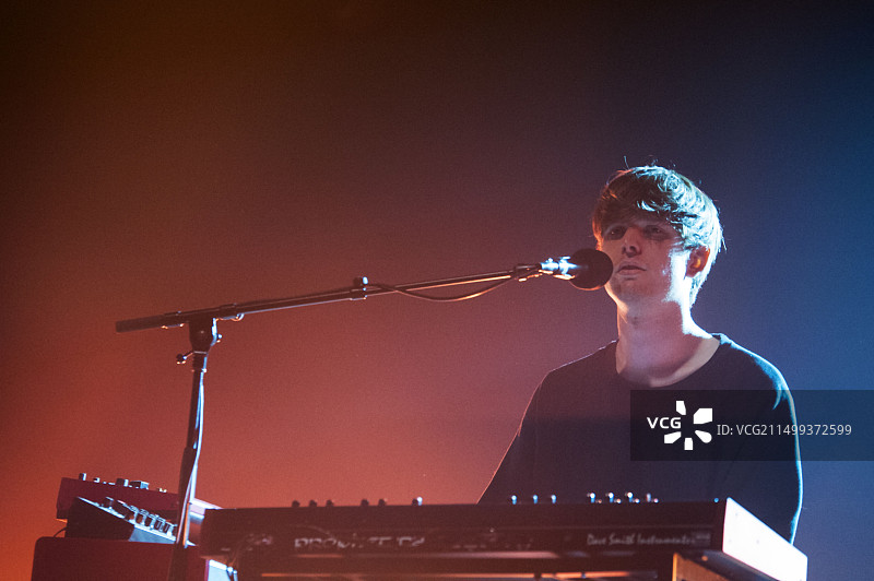 英国电子音乐歌手James Blake在2013年苏黎世Openair音乐节上表演。图片素材