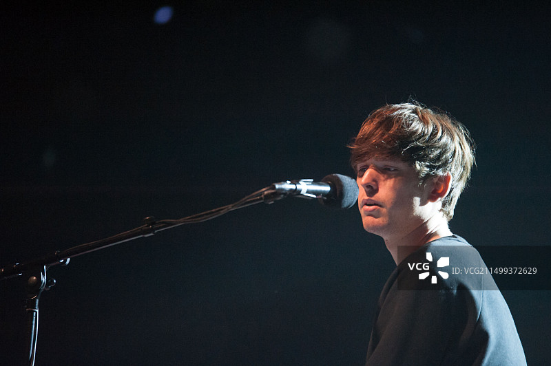 英国电子音乐歌手James Blake在2013年苏黎世Openair音乐节上表演。图片素材