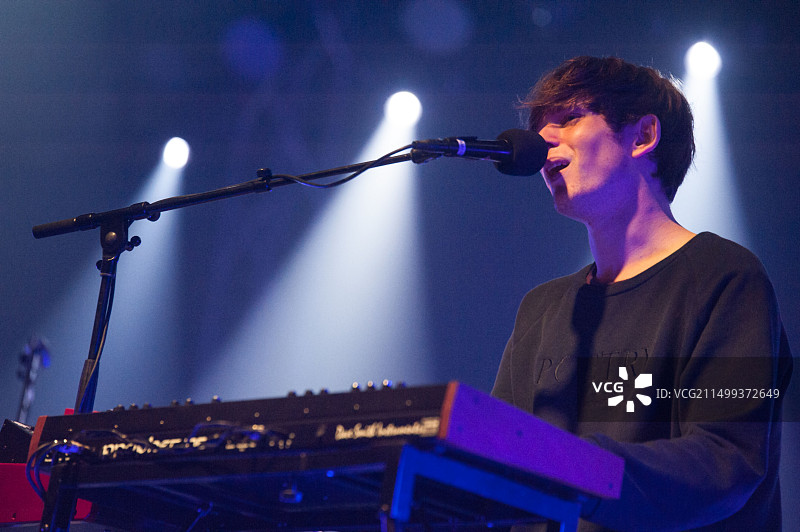 英国电子音乐歌手James Blake在2013年苏黎世Openair音乐节上表演。图片素材