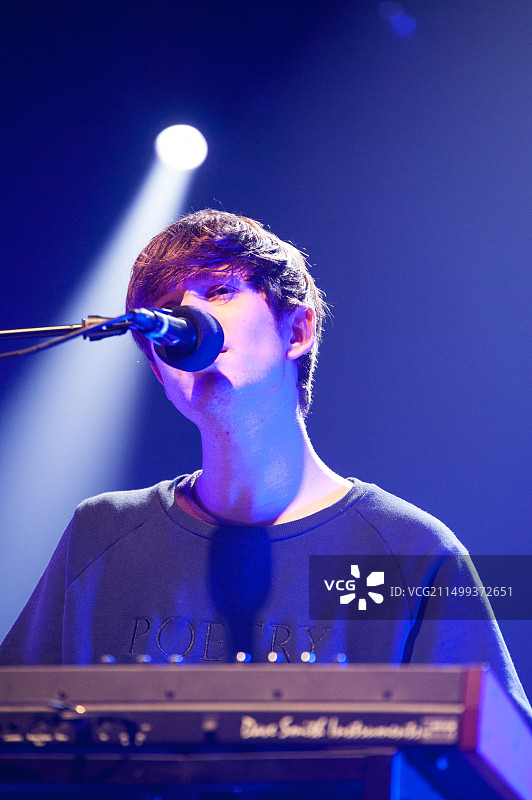 英国电子音乐歌手James Blake在2013年苏黎世Openair音乐节上表演。图片素材