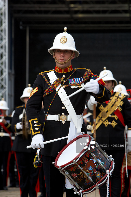 英国皇家海军陆战队军乐队在北爱尔兰班戈郡武装部队日的鼓号手图片素材