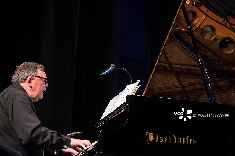 Steve Melling与Stan Tracey Legacy Band在2017年斯卡伯勒爵士音乐节上演奏钢琴图片素材