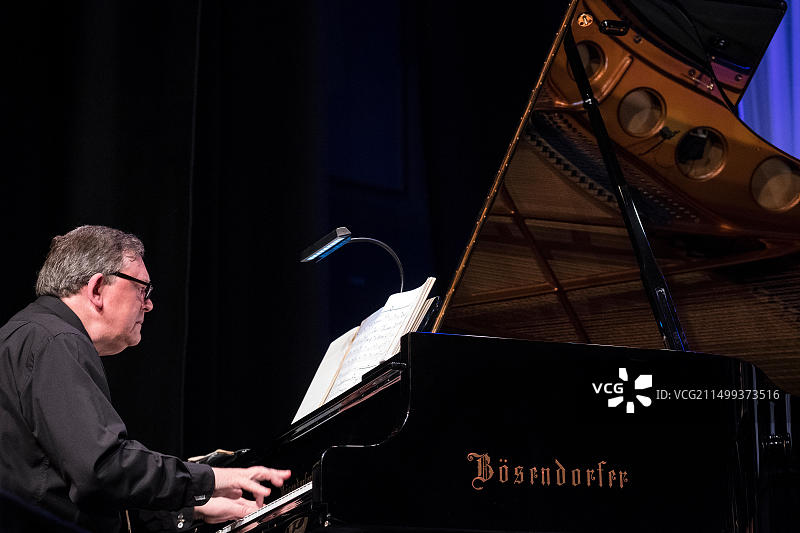 Steve Melling与Stan Tracey Legacy Band在2017年斯卡伯勒爵士音乐节上演奏钢琴图片素材