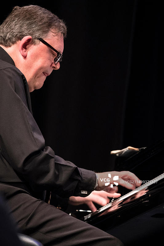 Steve Melling与Stan Tracey Legacy Band在2017年斯卡伯勒爵士音乐节上演奏钢琴图片素材