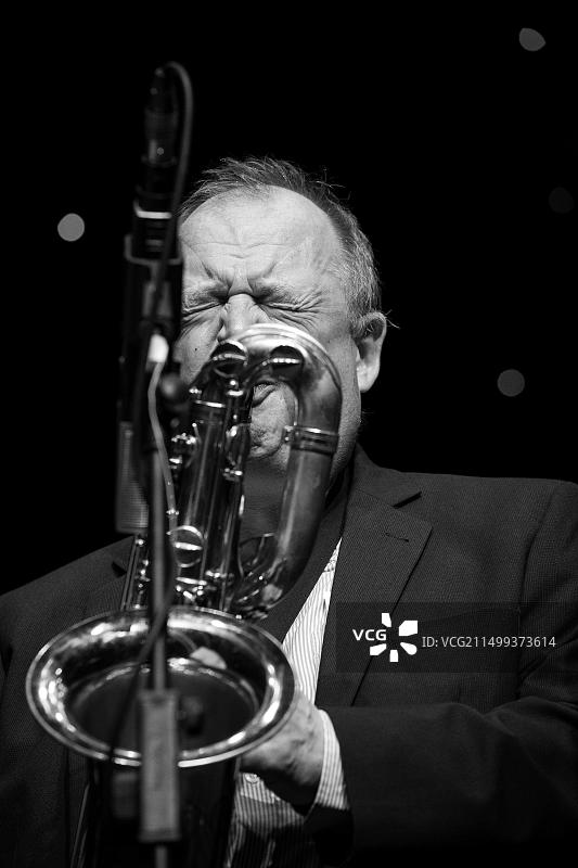 艾伦·巴恩斯在2018斯卡伯勒爵士音乐节上用他的八重奏演奏低音萨克斯图片素材
