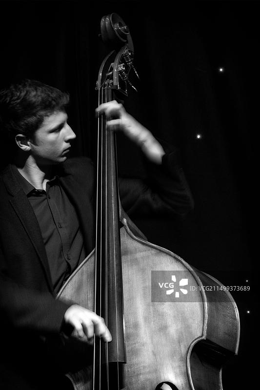 詹姆斯·奥斯顿与克拉克·特雷西五重奏在斯卡伯勒爵士音乐节2019上独奏低音提琴图片素材