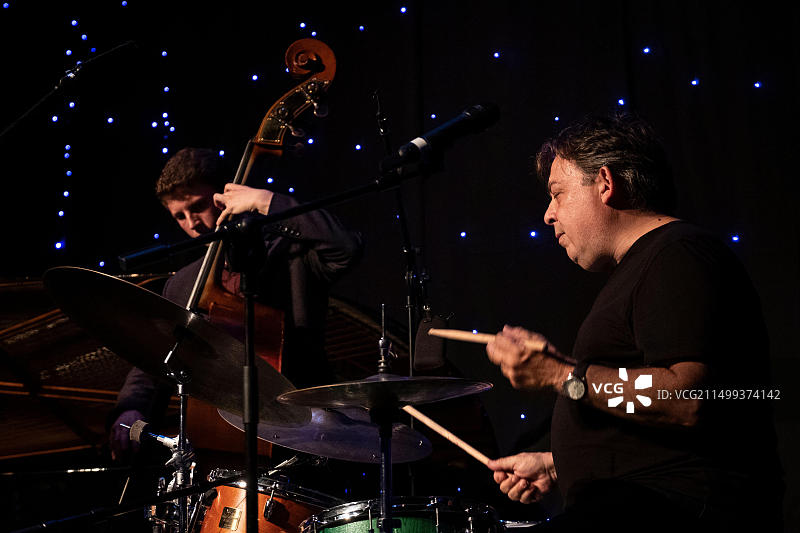 詹姆斯·奥斯顿与克拉克·特雷西及其五重奏乐队在斯卡伯勒爵士音乐节上演奏低音提琴，2019年图片素材