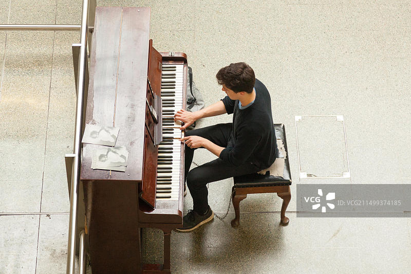 英国伦敦国王十字圣潘克拉斯车站的街头钢琴演奏者图片素材