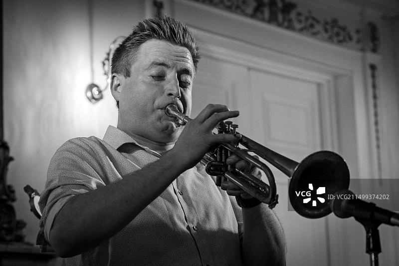 尼克·德赫斯特在利奇菲尔德2018年与丹尼斯·罗林斯一起演奏小号图片素材