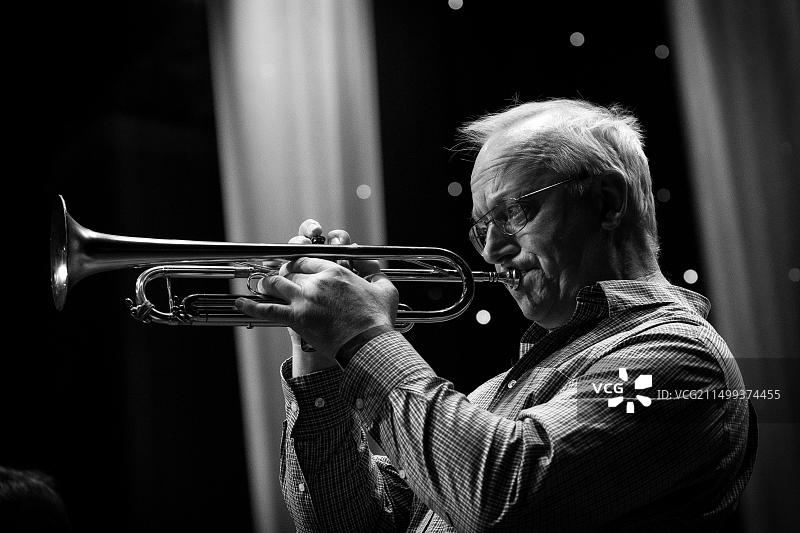 在2018年斯卡伯勒爵士音乐节上独奏的爵士小号手图片素材