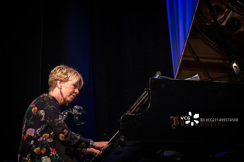 尼基·艾尔斯在斯卡伯勒爵士音乐节2017上与斯坦·苏兹曼合作演奏大钢琴独奏图片素材