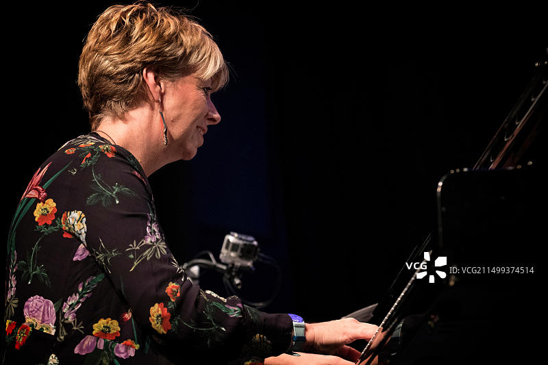 尼基·艾尔斯在斯卡伯勒爵士音乐节2017上与斯坦·苏兹曼合作演奏大钢琴独奏图片素材