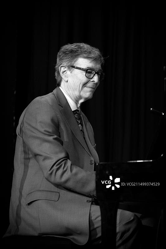 达里乌斯·布鲁贝克演奏钢琴，达里乌斯·布鲁贝克四重奏，2017年布雷肯爵士音乐节图片素材