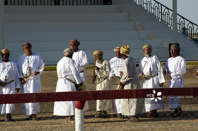 阿曼沙漠骆驼比赛中演奏阿曼传统音乐的乐师图片素材