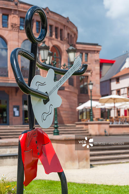 位于法国阿尔萨斯哈格瑙市政剧院前的音乐家雕塑图片素材