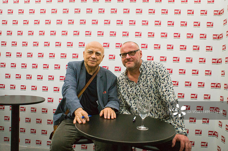 捷克作家、音乐家伊万·姆拉德克和彼得·扎伊奇在2019年布拉格国际书展暨文学节上签名售书图片素材