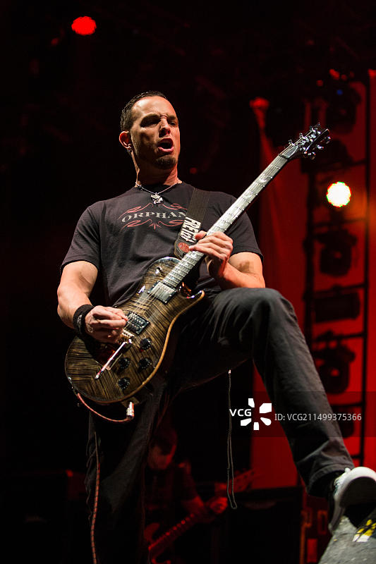 英国苏格兰格拉斯哥：美国摇滚乐队Alter Bridge的Mark Tremonti在SSE Hydro演出图片素材