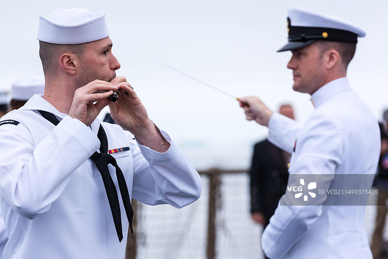 2017年6月13日，马萨诸塞州波士顿，美国海军东北乐队在惠德贝岛号上表演图片素材