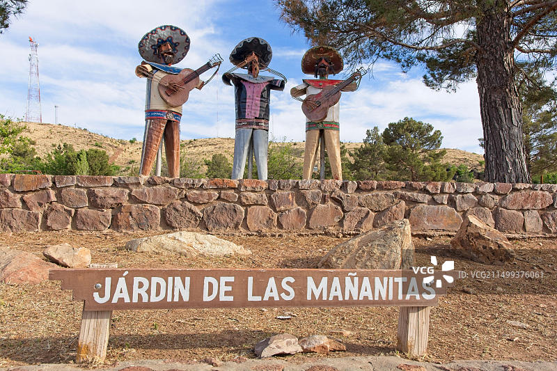 位于德克萨斯州阿尔卑斯Baines公园石墙上的音乐家雕像图片素材