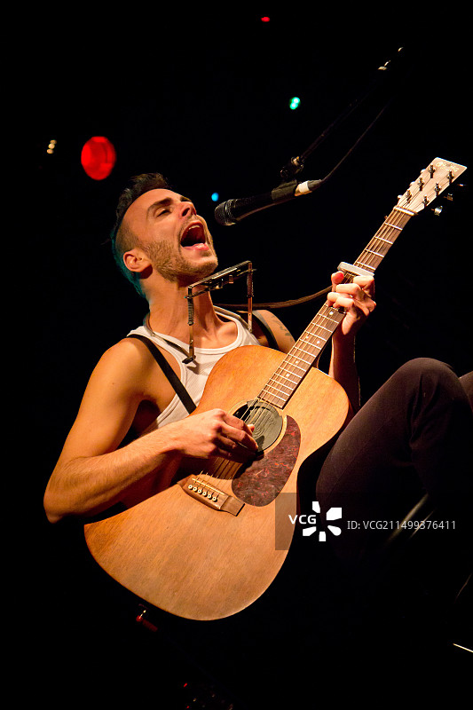 2012年12月6日，意大利都灵，以色列音乐家阿萨夫·阿维丹在广岛之恋演出图片素材