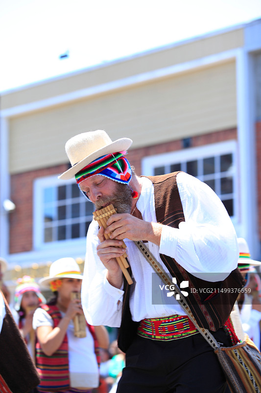在美国加利福尼亚州旧金山，穿着传统玻利维亚服装参加狂欢节游行的音乐家图片素材