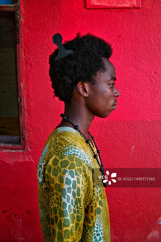 即将到来的哥伦比亚音乐团体Kombilesa Mi的成员，音乐家埃德温·何塞·巴尔德斯·托雷斯，带着他们称之为Rap Fol的新流派进入舞台图片素材