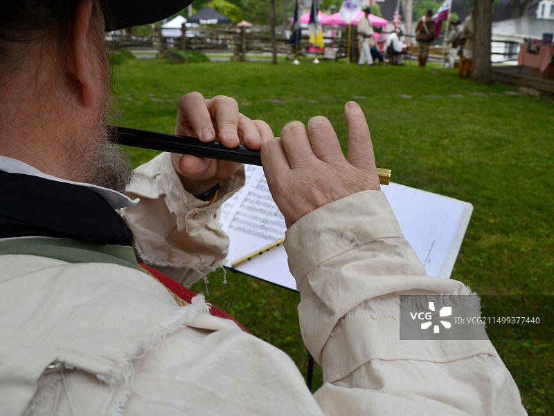 弗吉尼亚州阿宾登18世纪风格音乐家在历史重演活动中演奏短笛图片素材